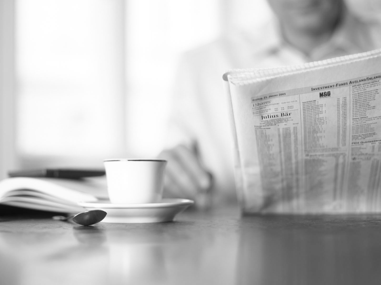 Mann Zeitung Kaffee kl 02 4c